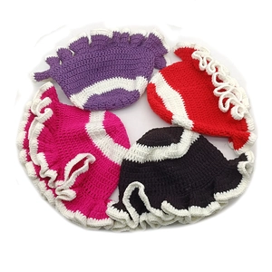 Cappelli alla pescatora all'uncinetto in viola, rosso, rosa e nero con bordo in pizzo