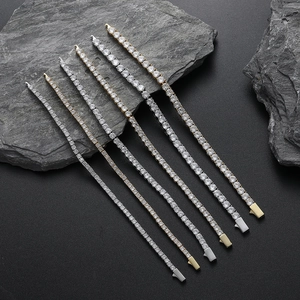Bracelets tennis en or et argent avec zircons sur fond de roche naturelle