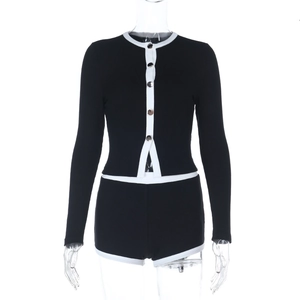 Completo in maglia bicolore bianco e nero con cardigan a maniche lunghe e pantaloncini