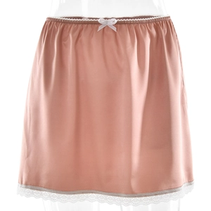 Mini-jupe en satin rose à taille haute avec dentelle blanche et nœud pour un look mince