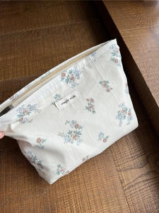 Detailansicht der Vintage-Baumwolltasche mit Blumenmuster und einfachem Wunsch-Etikett