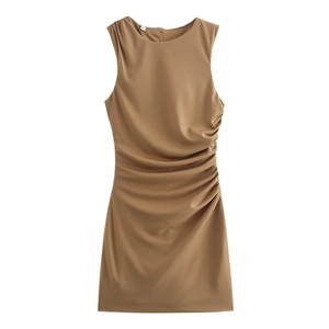Elegantes ärmelloses Satin-Kleid mit U-Ausschnitt in Braun und seitlichen Raffungen auf Weiß