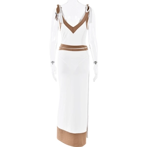 Détail de robe longue blanc et marron avec col en V, bretelles à nœuds et bordures contrastées