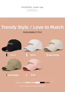 Vue détaillée de la broderie des casquettes en cinq couleurs neutres et pastel