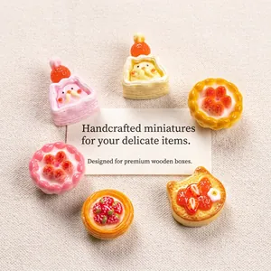 Gros plan de sept gâteaux et tartes à la fraise miniatures en résine pour bricolage