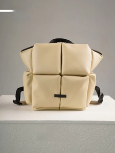 Vue détaillée du sac à dos géométrique beige avec texture modulaire 3D et fermeture éclair