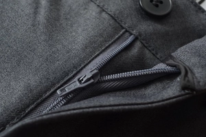 Detailansicht der dunkelgrauen Twill-Stoffstruktur und des hochwertigen SBS-Metall-Reißverschlusses