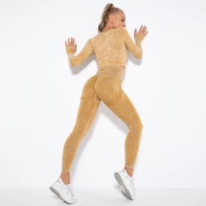 Detail des nahtlosen Yoga-Sets mit Pfirsich-Effekt und gelber Marmor-Waschoptik