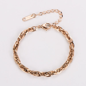Dettaglio dell'incisione 18KGP sul bracciale a maglie geometriche oro rosa con chiusura