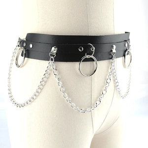 Detail eines schwarzen Punk-Ledergürtels mit silbernen Ketten und Metallringen auf einer Puppe