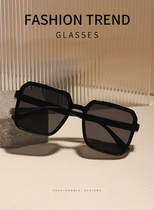Detailansicht der Retro-Sonnenbrille mit schwarzem Quadratrahmen auf einem Steinsockel