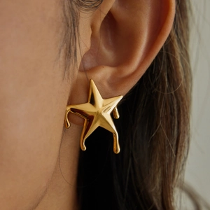 Minimalistische 18K Gold Edelstahl Stern Ohrringe mit flüssigem Schmelzdesign für Damen