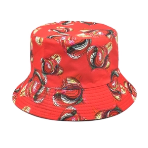 Détail d'un bob rouge avec graffiti spirales abstraits colorés et calotte plate