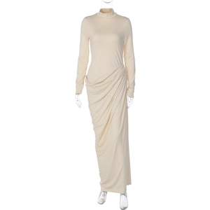 Détail d'une robe beige à manches longues avec taille froncée et col montant chic