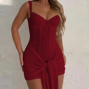 Dettaglio mini abito in pizzo rosso con corpetto a corsetto e nodo drappeggiato davanti