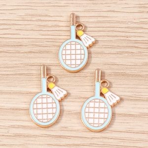 Détail de pendentifs raquette de badminton bleu clair avec placage doré et émail