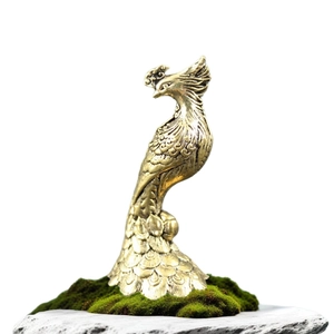 Figurine de phénix en laiton antique avec détails de plumes sur fond blanc