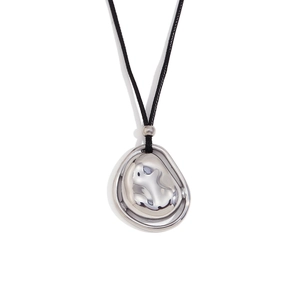 Pendente moderno in metallo liquido argento con cordoncino nero su sfondo bianco