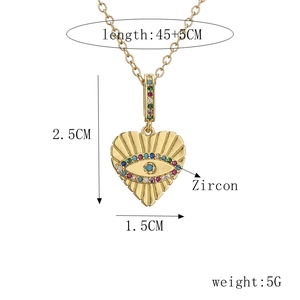 Vue détaillée du pendentif cœur mauvais œil avec zircons et spécifications de taille