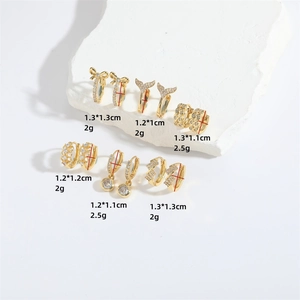 Sechs goldene gotische Schleifen- und Fischschwanz-Ohrringe mit Zirkon auf Steinbasis