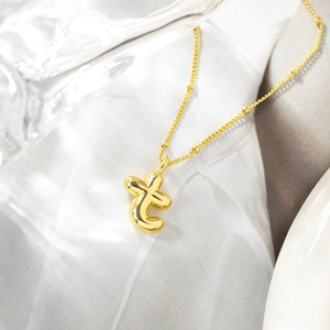 Dettaglio della collana con ciondolo a lettera T a palloncino placcata in oro 18K lucido