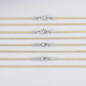 Détail de chaînes torsadées bicolores or et argent en acier avec fermoirs mousquetons