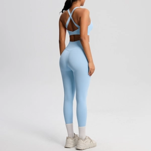 Detalle de leggings de yoga azul claro de cintura alta y sujetador deportivo con espalda cruzada