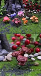 Vue macro de divers champignons miniatures en résine et ganoderme réaliste pour déco jardin