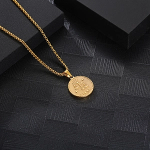 Makroaufnahme von Libra Goldanhänger mit Sternzeichen-Relief und quadratischer Boxkette
