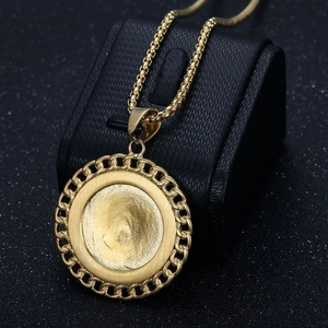 Collana hip hop placcata oro con ciondolo a testa di leone e strass scintillanti