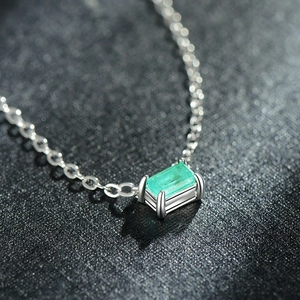 Collana in argento S925 con pendente in pietra verde taglio smeraldo e catena a maglia crociata