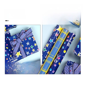 Détail de papier cadeau néon avec étoiles, pois et lettrage Happy Birthday