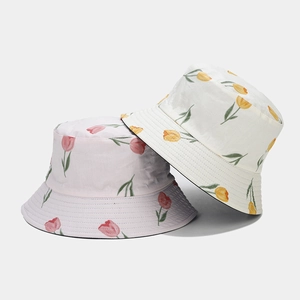 Détails des bobs réversibles avec motifs de tulipes et coutures sur les bords
