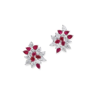 Boucles d'oreilles fleur élégantes avec pierres rouges en poire et pétales en diamant