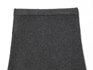 Gros plan sur la texture en tricot de laine gris foncé et les coutures de la taille