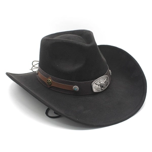 Dettaglio di cappello da cowboy scamosciato nero con fascia in pelle e fibbia a testa di toro
