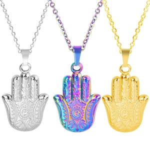 Vue détaillée des pendentifs main de fatma en argent, arc-en-ciel et plaqué or 18k