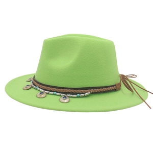 Dettaglio del cappello fedora verde neon con catena di perle etniche e nastro