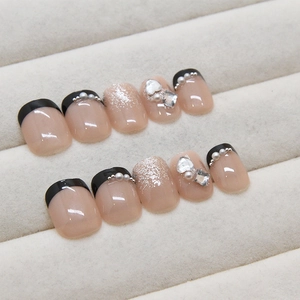 Faux ongles French courts carrés nude et noir avec paillettes, perles et strass élégants