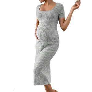 Texture détaillée du tissu en maille côtelée gris clair sur une robe de maternité mi-longue