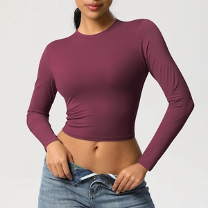 Gros plan sur le crop top bordeaux à manches longues avec col rond et coupe ajustée