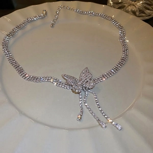 Collier papillon argenté élégant avec pampilles en zircons et chaînes à plusieurs rangs