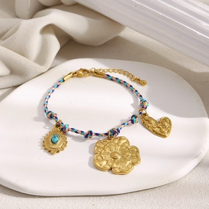 Dettaglio del bracciale fiore placcato oro 18K con turchese e cordino intrecciato