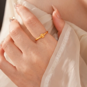 Dettaglio anello vintage in oro con rilievo di nuvole e micro gemme bianche incastonate