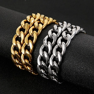 Detailansicht der goldenen und silbernen Panzerarmbänder auf schwarzem Ständer