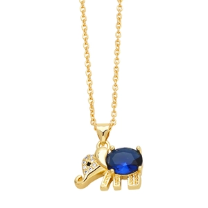 Detail van gouden olifant hanger met ovale blauwe saffier en diamanten accenten