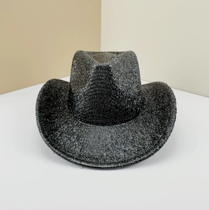 Vue détaillée du chapeau de cow-boy noir brillant avec une texture pailletée
