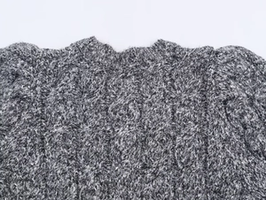 Gros plan sur la maille épaisse gris chiné et l'encolure côtelée du pull-over