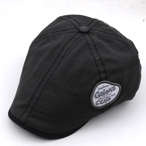 Vue détaillée de la casquette plate en coton délavé avec patch Gsiors et surpiqûres