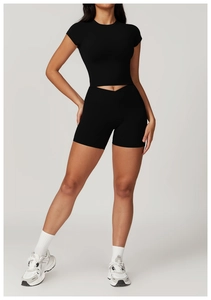 Dettaglio dei pantaloncini da yoga a vita alta con design incrociato e tessuto elastico